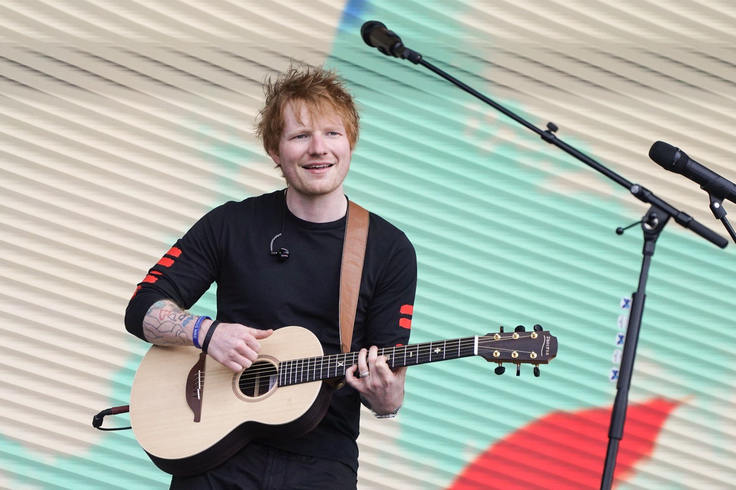 Ο Ed Sheeran μπήκε ξανά στα αποδυτήρια της Αγγλίας – και βλέπει την ομάδα στον τελικό του Μουντιάλ Ο Ed Sheeran μπήκε ξανά στα αποδυτήρια της Αγγλίας – και βλέπει την ομάδα στον τελικό του Μουντιάλ