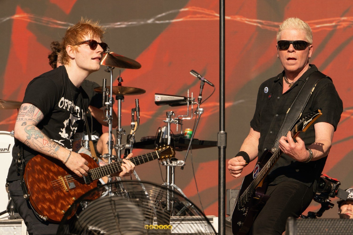 Ed Sheeran και The Offspring τραγούδησαν μαζί στη σκηνή σε μία εμφάνιση – έκπληξη
