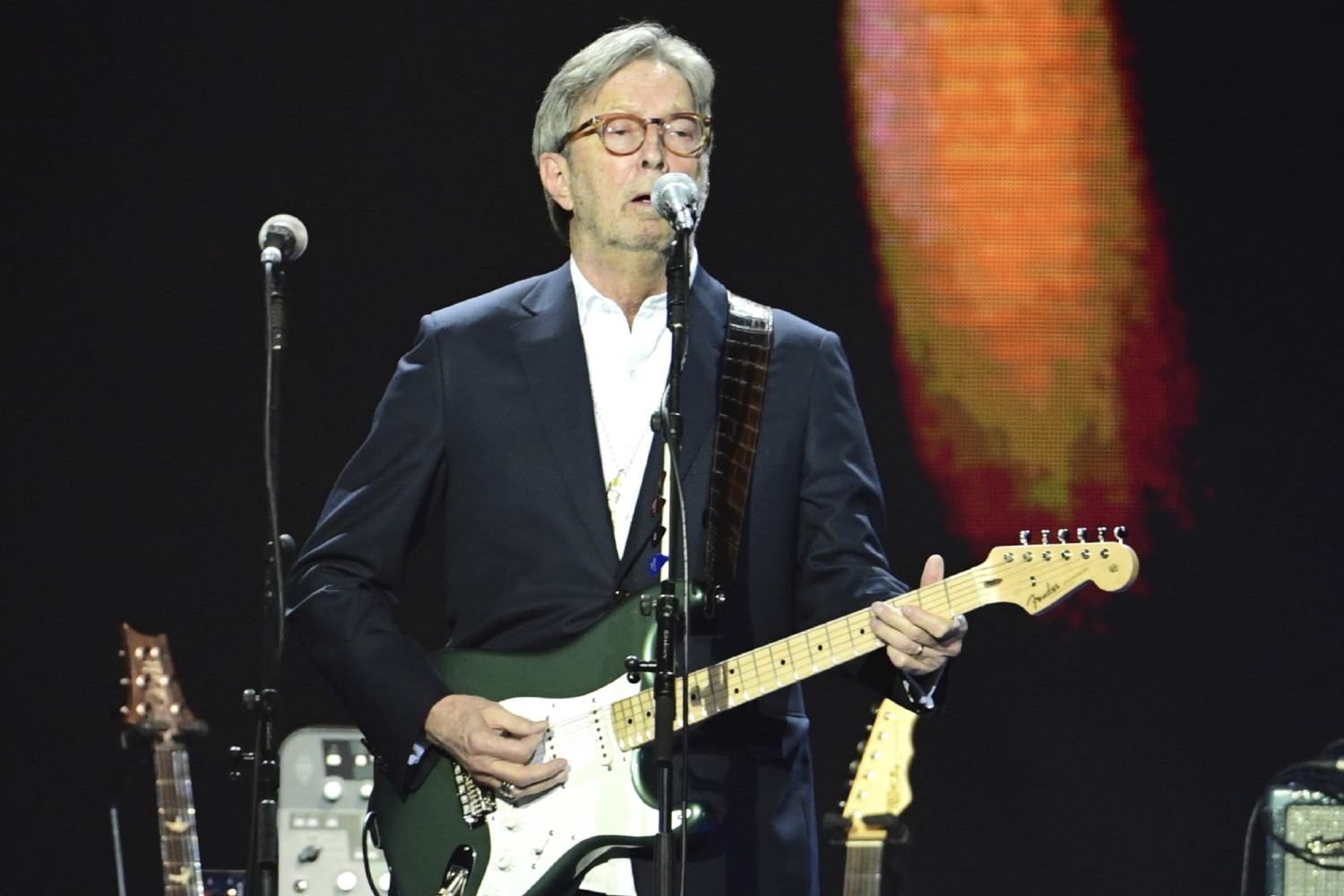 Eric Clapton: Διέκοψε συναυλία και αποχώρησε από τη σκηνή αφού δέχθηκε αντικείμενο από το κοινό