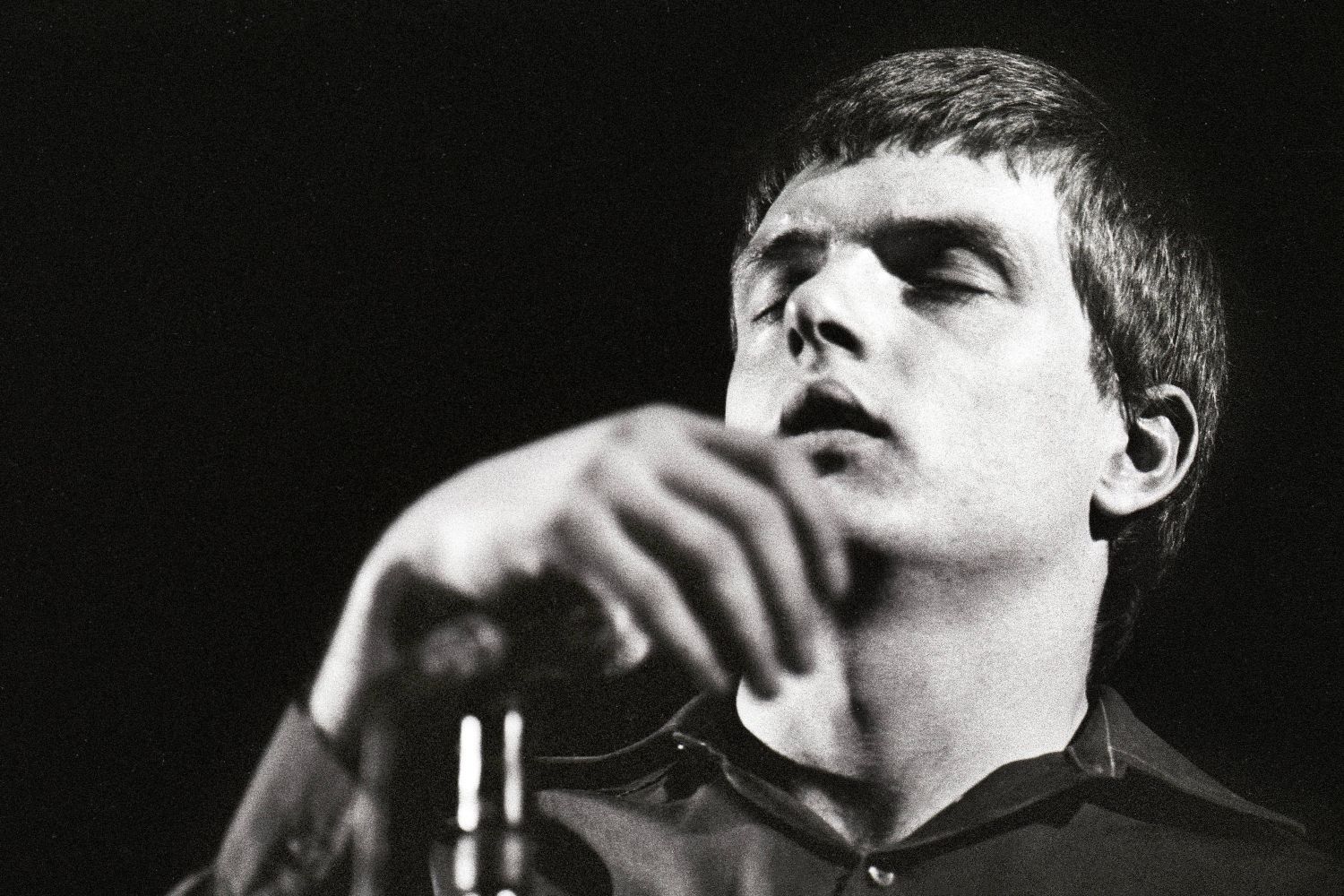 Ian Curtis: Η σκοτεινή φωνή των Joy Division που έγινε σύμβολο μίας ολόκληρης γενιάς
