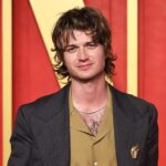 Joe Keery: Η «κρυφή» βοήθεια της Winona Ryder στην καριέρα του στη μουσική