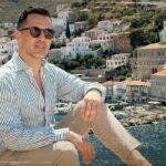 Ο Αδάμ Τσαρούχης υμνεί το ελληνικό καλοκαίρι με ένα «Αυγουστιάτικο Φιλί»