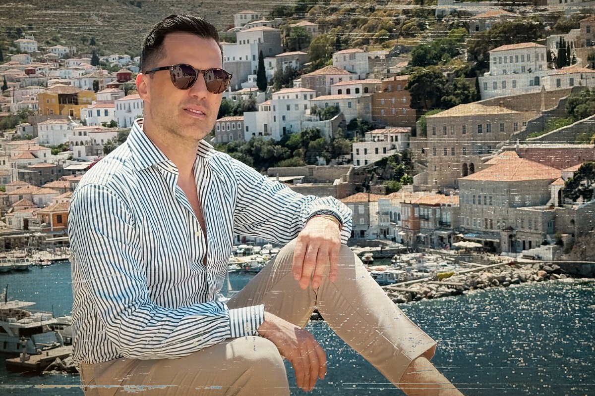 Ο Αδάμ Τσαρούχης υμνεί το ελληνικό καλοκαίρι με ένα «Αυγουστιάτικο Φιλί»