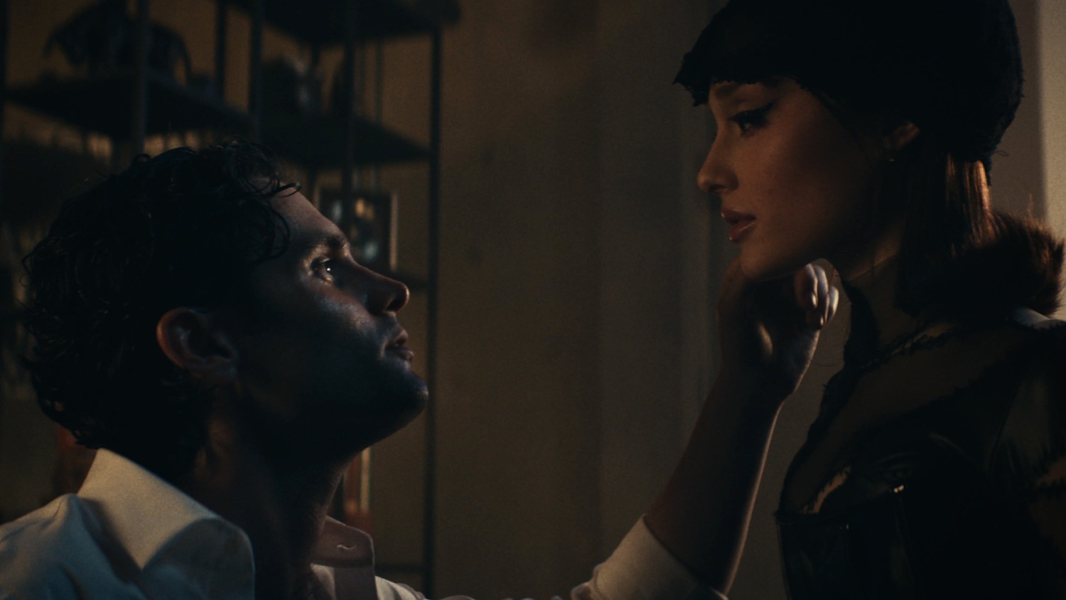 Η Ariana Grande κλέβει την καρδιά του Penn Badgley στο video του «The Boy Is Mine» Η Ariana Grande κλέβει την καρδιά του Penn Badgley στο video του «The Boy Is Mine»