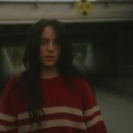 Η Billie Eilish ξεκλειδώνει τις σκοτεινές γωνιές του μυαλού στο video του «CHIHIRO»