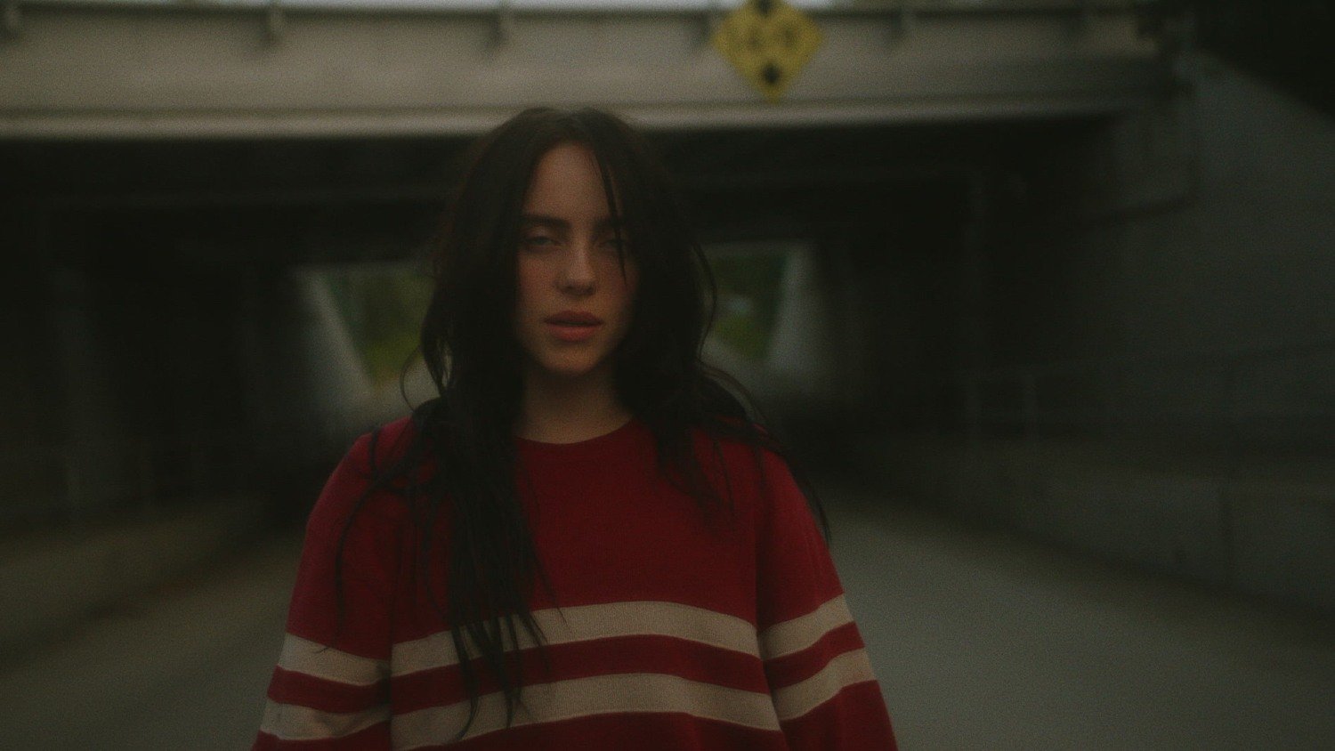 Η Billie Eilish ξεκλειδώνει τις σκοτεινές γωνιές του μυαλού στο video του «CHIHIRO»
