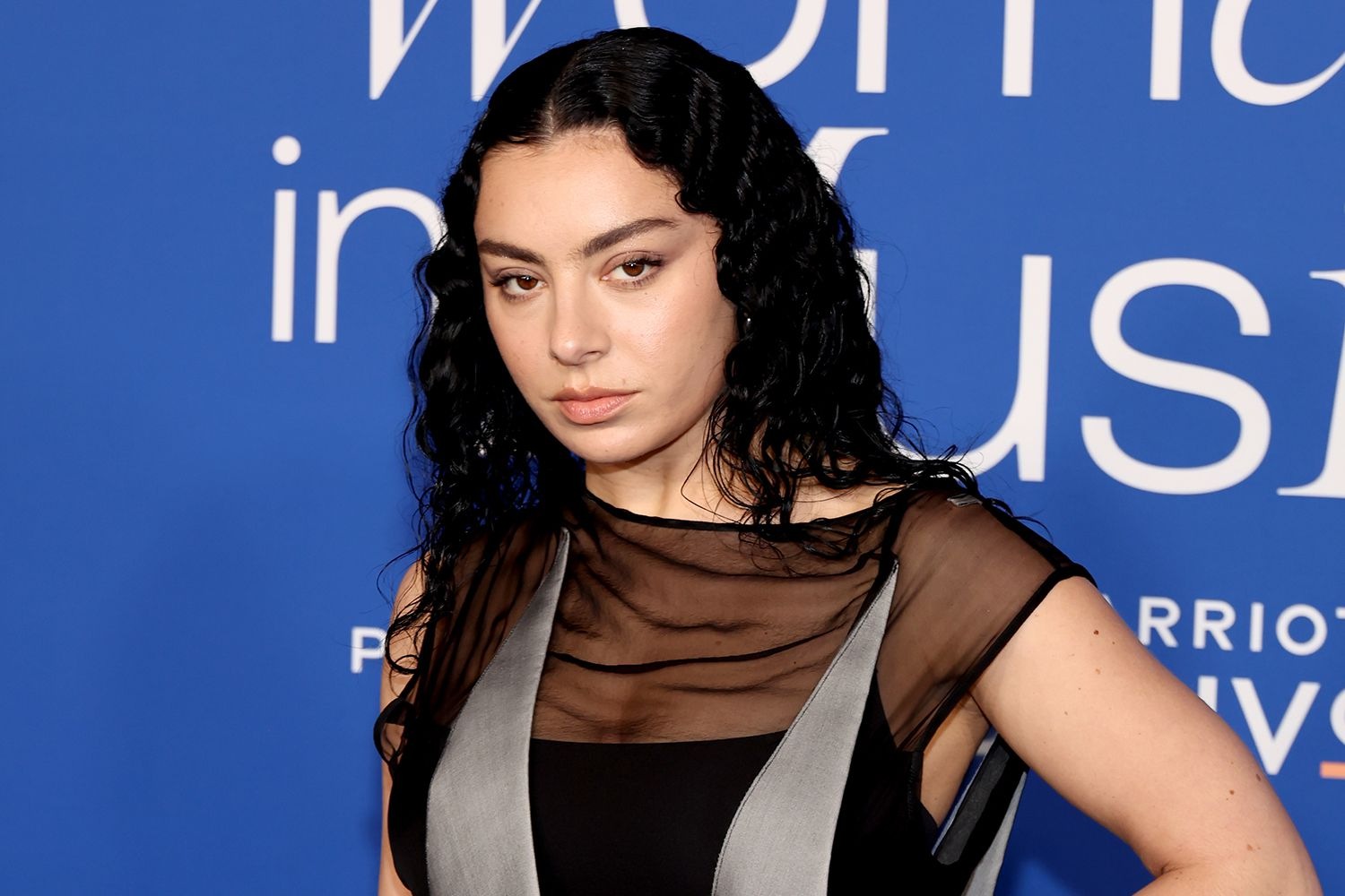 Η Charli XCX θέλει να ακούσει τους θαυμαστές της λίγο πριν αλλάξει μουσική ρότα