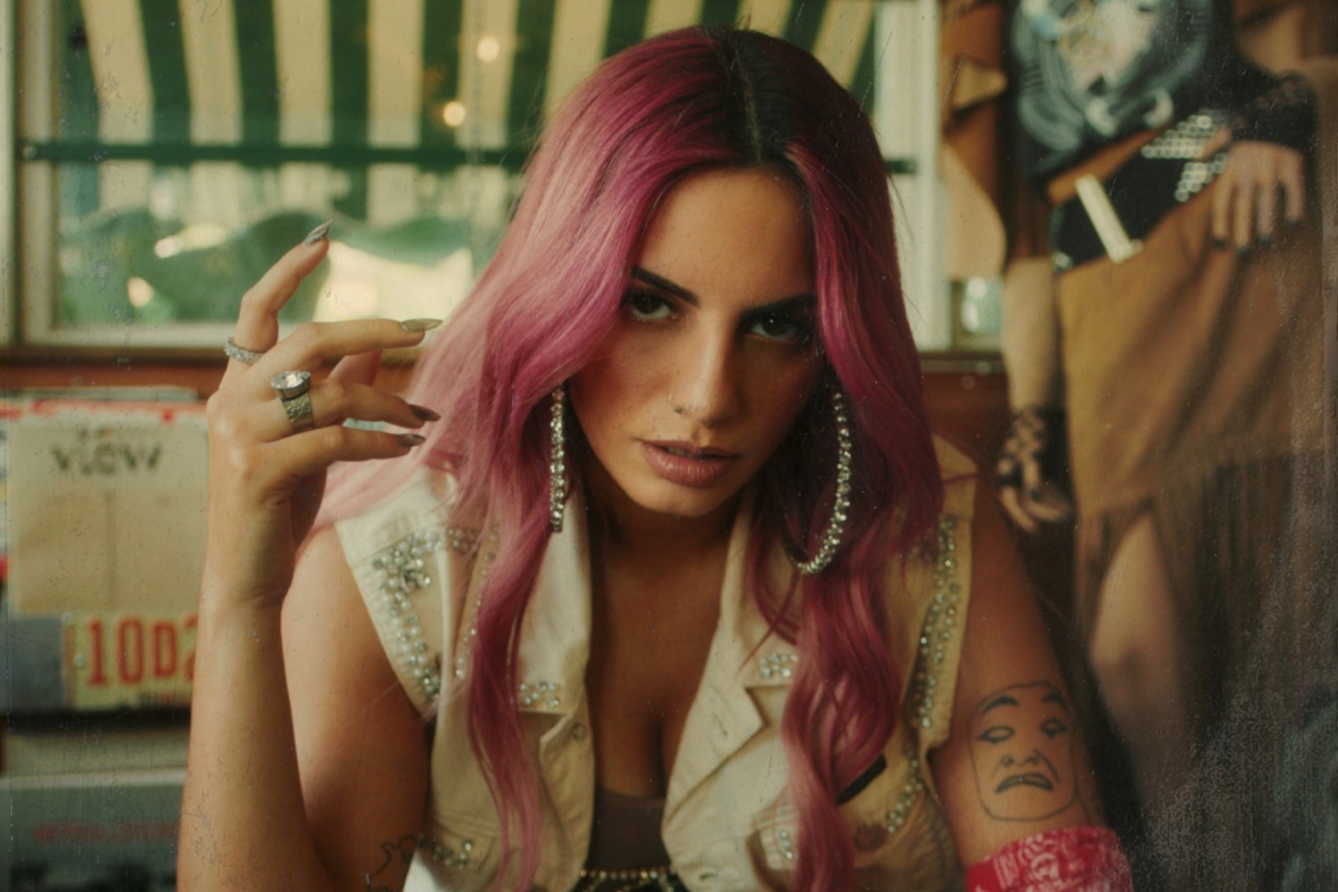 «Γάτα»: Η Daphne Lawrence επιστρέφει με το πιο addictive pop anthem της χρονιάς