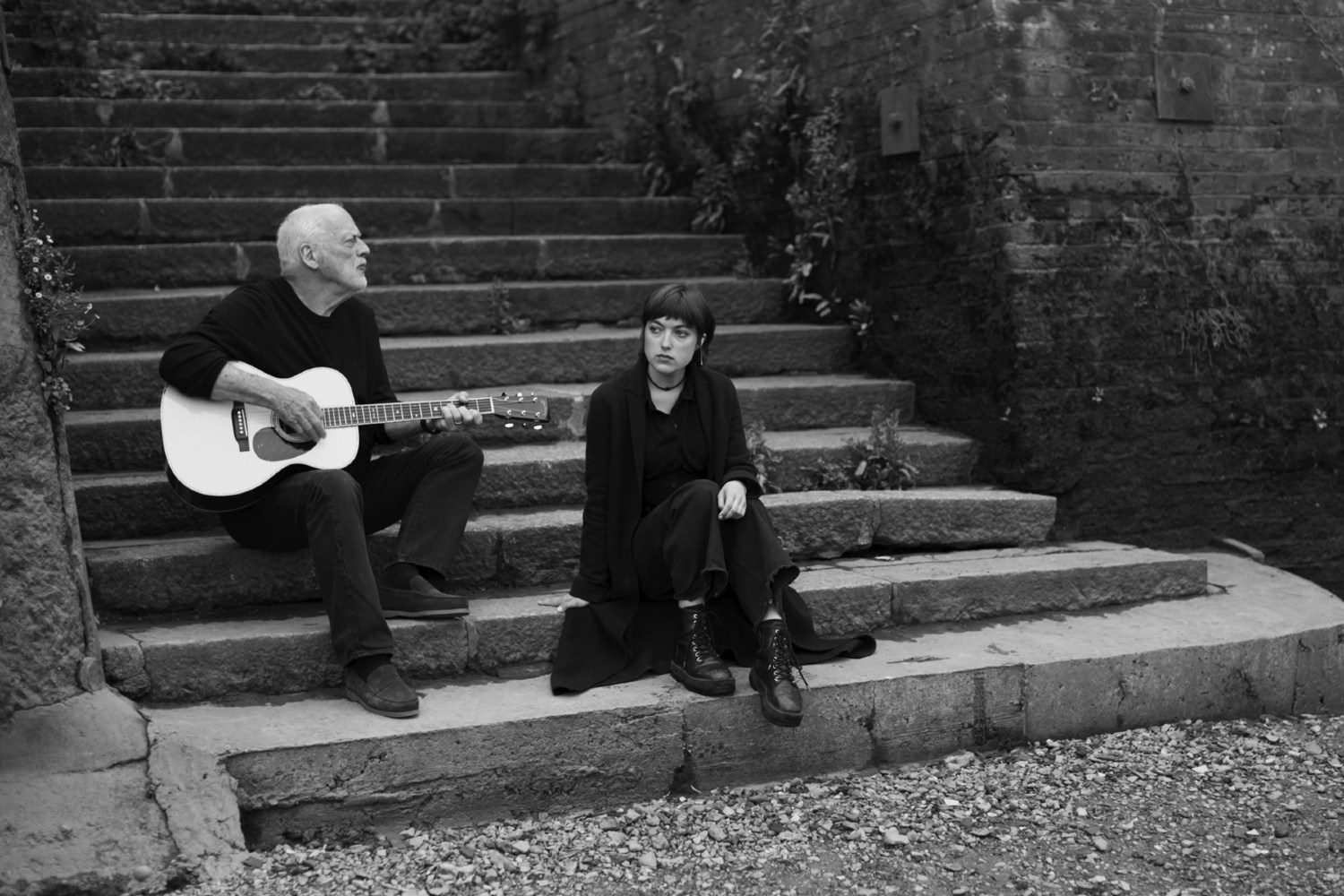 Ο David Gilmour τραγουδά μαζί με την κόρη του Romany στο «Between Two Points»