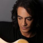 Ο Διονύσης Σχοινάς φωτίζει τις νύχτες μας με ένα «Χειμωνιάτικο Φεγγάρι»