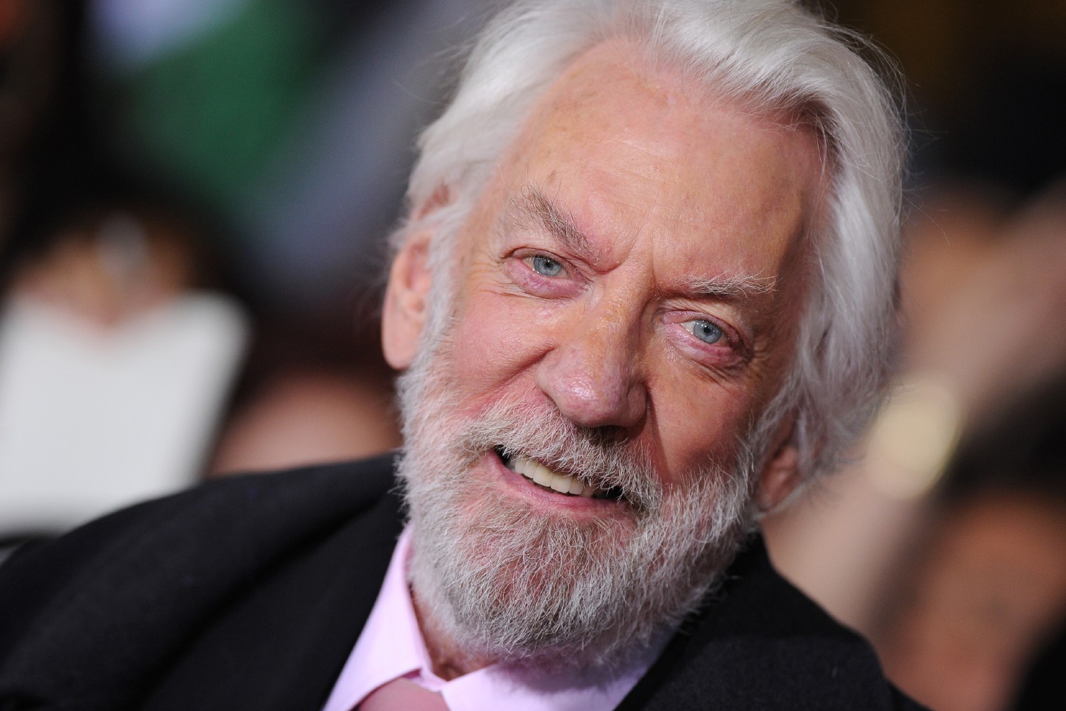 Donald Sutherland: Η αστεία ιστορία της εμφάνισής του στο video της Kate Bush για το «Cloudbusting»