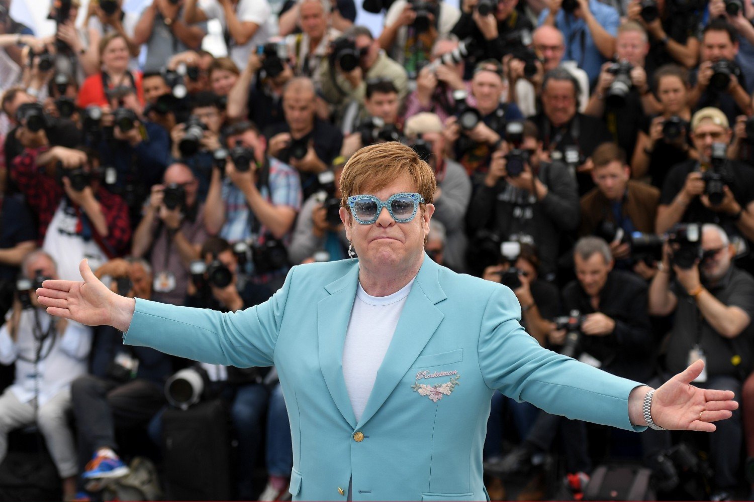 Ο Elton John γιορτάζει 36 χρόνια νηφαλιότητας: «Υψώνω ένα ποτήρι 0% στη ζωή» Ο Elton John γιορτάζει 36 χρόνια νηφαλιότητας: «Υψώνω ένα ποτήρι 0% στη ζωή»