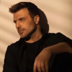 Ο Γιάννης Πλούταρχος ξυπνά τα πιο βαθιά συναισθήματα με το «Νοσταλγία (Θα Με Κρατάς)»