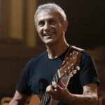 «Παίξε Ρε Φίλε Μπάλα»: Γιώργος Νταλάρας και Σταμάτης Κραουνάκης κάνουν τον απολογισμό μιας ζωής στα άκρα