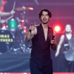 Ο Joe Jonas στην Αθήνα: Ήπιε ελληνικό καφέ και τραγούδησε μαζί με τους INCO – Βίντεο