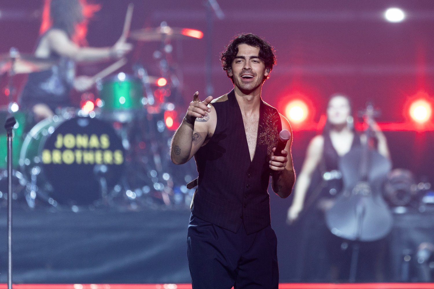 Ο Joe Jonas στην Αθήνα: Ήπιε ελληνικό καφέ και τραγούδησε μαζί με τους INCO – Βίντεο