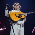 Lewis Capaldi: Τραγούδησε το «Rein Me In» με τον Sam Fender στη μεγαλύτερη συναυλία της καριέρας του