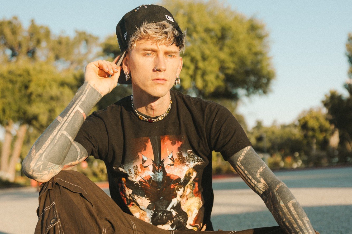 Ο Machine Gun Kelly νιώθει ότι οι λευκοί τον στιγματίζουν για τη θέση του στη hip-hop
