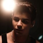 «Πόσο Θα Ήθελα»: Ο Μίλτος Χαρόβας σε μία ερωτική εξομολόγηση στους δρόμους του Λονδίνου