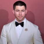 Ο Nick Jonas ανάμεσα σε δύο κόσμους – Τι αλλάζει κάθε φορά στη σκηνή και τον κινηματογράφο