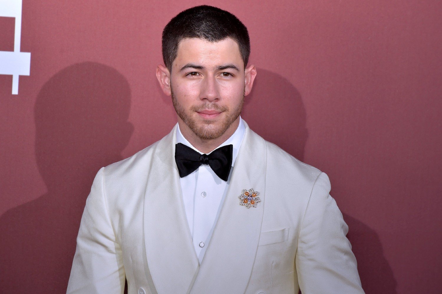 Ο Nick Jonas ανάμεσα σε δύο κόσμους – Τι αλλάζει κάθε φορά στη σκηνή και τον κινηματογράφο