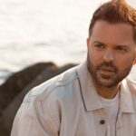 Νίκος Απέργης: Ένα «Γλέντι» γεμάτο καρδιά και αναμνήσεις που σαρώνει