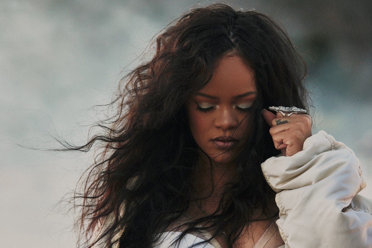 Rihanna: Η πρώτη γυναίκα στην ιστορία με 200 εκατομμύρια πωλήσεις singles