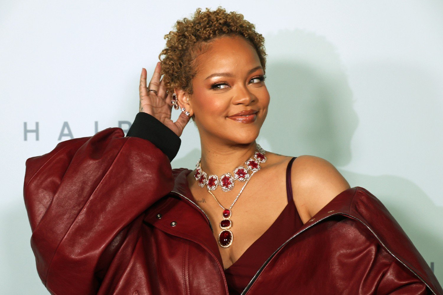 Rihanna: Η ξεκαρδιστική αντίδρασή της όταν της ζήτησαν να καθίσει στη συναυλία της Mariah Carey