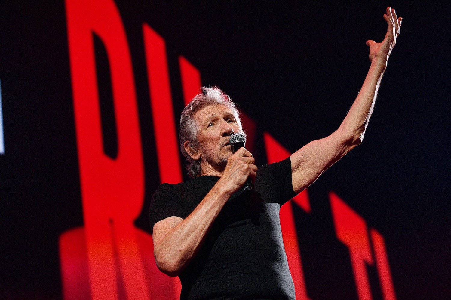 Ο Roger Waters επιτίθεται στον Ed Sheeran μετά την αποπομπή του Macklemore από την περιοδεία του