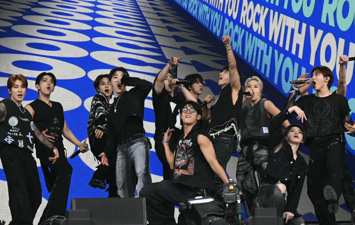 Οι SEVENTEEN κατέκτησαν το Glastonbury – Όσα έγιναν στην ιστορική εμφάνισή τους
