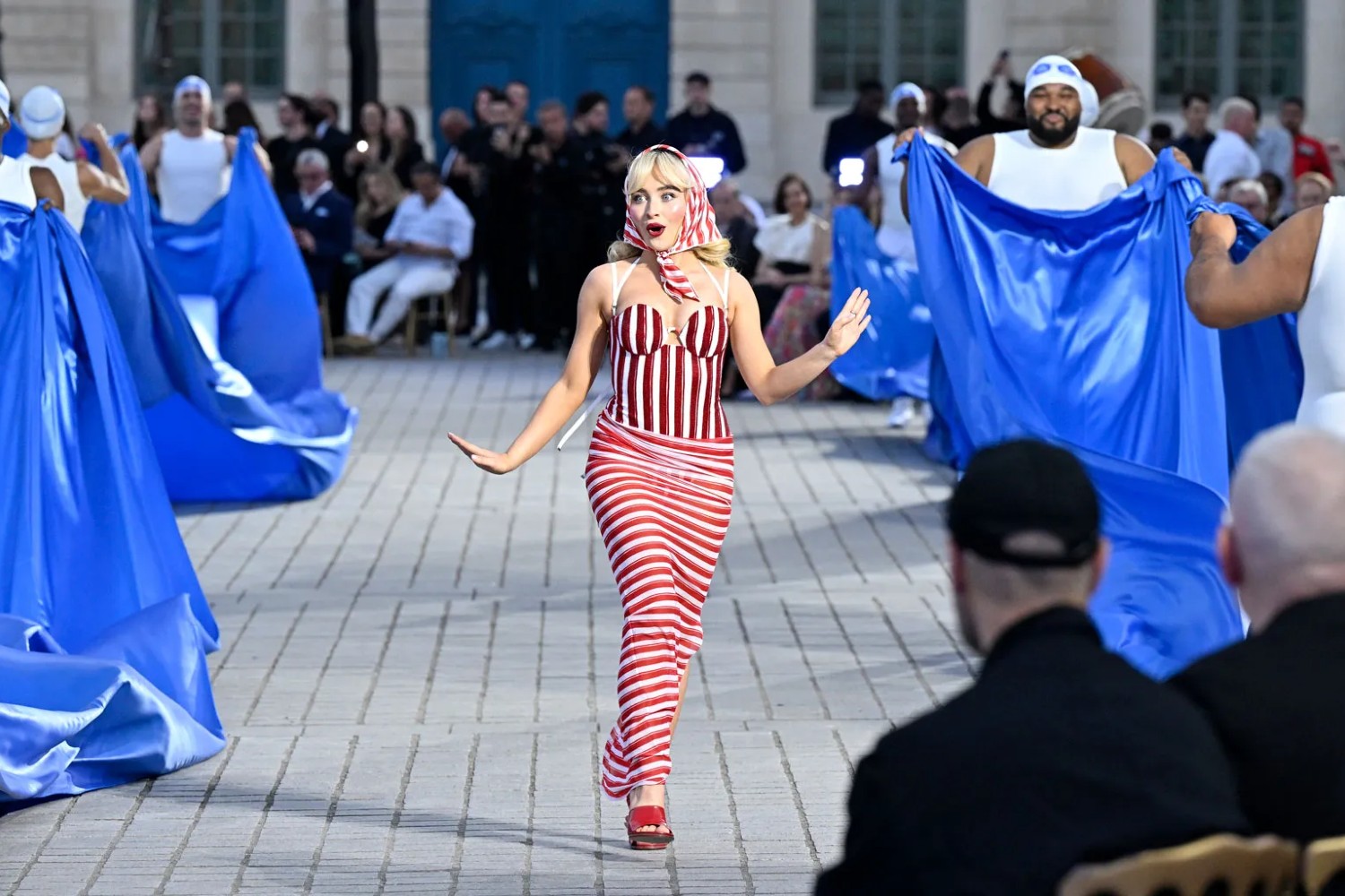 Sabrina Carpenter: Έκανε το ντεμπούτο της στην πασαρέλα και μαγνήτισε τα βλέμματα Sabrina Carpenter: Έκανε το ντεμπούτο της στην πασαρέλα και μαγνήτισε τα βλέμματα