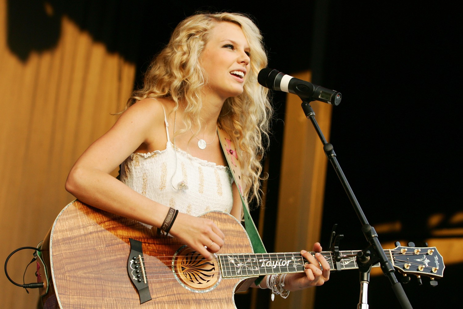 Taylor Swift: Επαγγελματίας από μικρή – Πώς διαχειρίστηκε ένα απρόοπτο επί σκηνής στο λύκειο