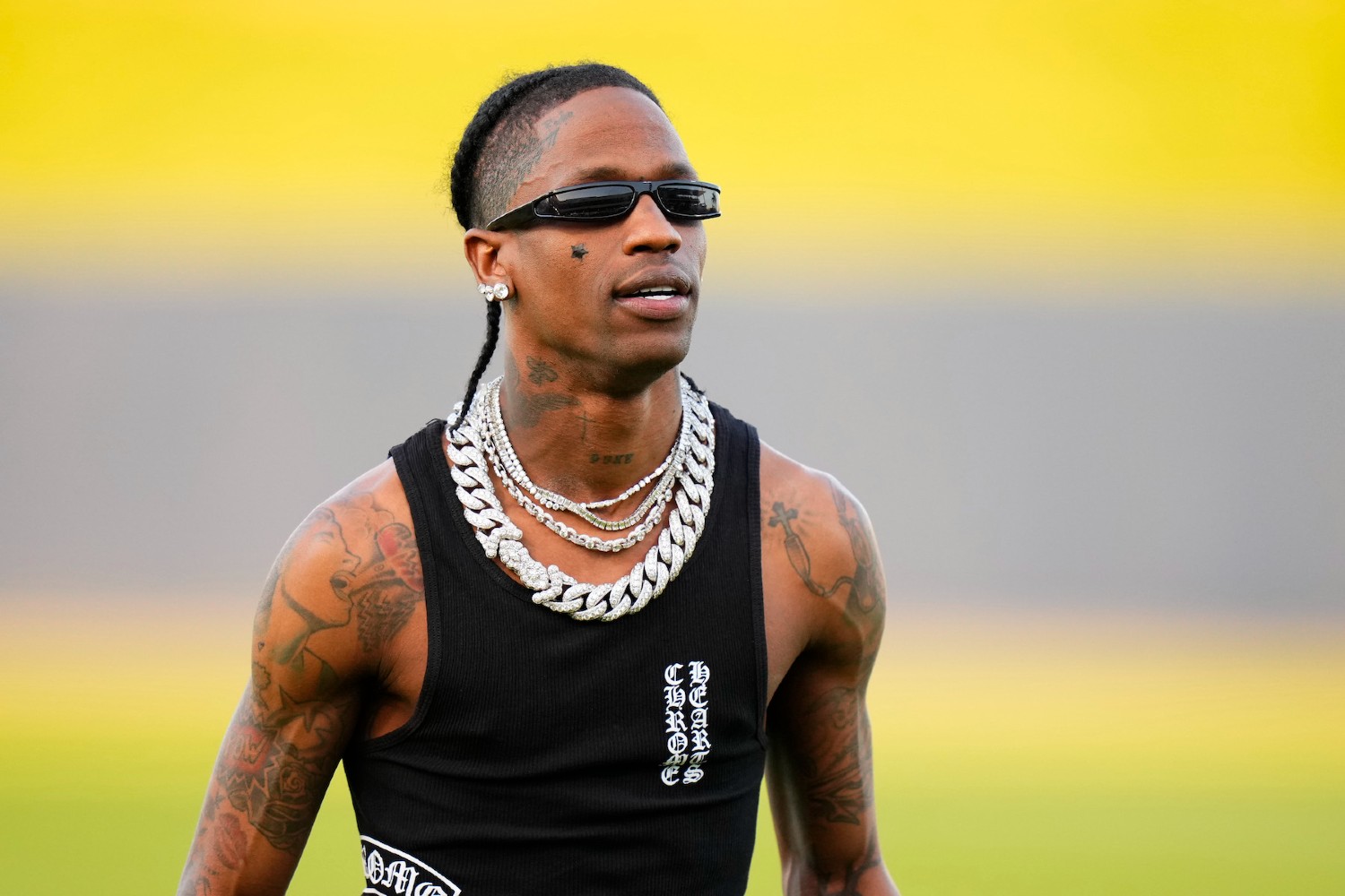 Ο Travis Scott επιστρέφει στην πόλη του στο video του «Mo City Flexologist»