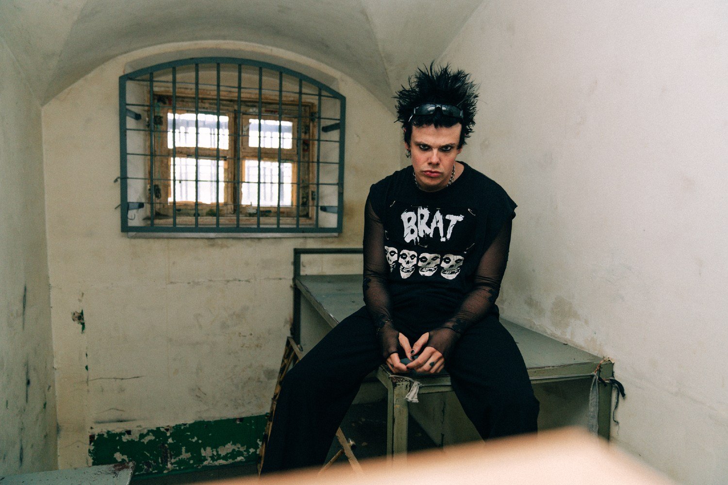 Ο YUNGBLUD παλεύει με το σκοτάδι του μυαλού του στο «Breakdown.» Ο YUNGBLUD παλεύει με το σκοτάδι του μυαλού του στο «Breakdown.»