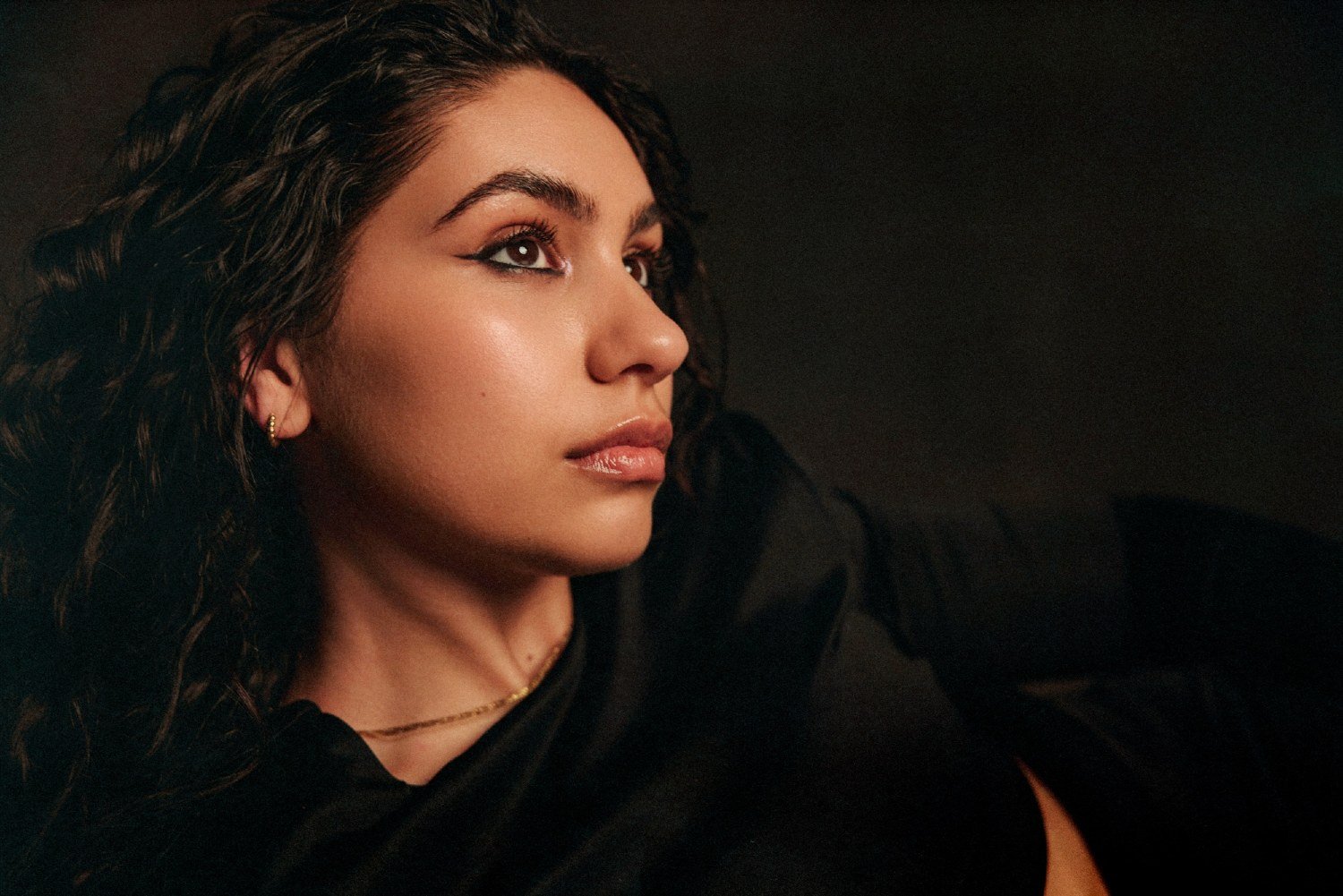 Alessia Cara: Μουσικό ταξίδι ανάμεσα στην αγάπη και την υπερβολή με το νέο άλμπουμ «Love & Hyperbole»