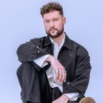 Ο Calum Scott αφήνει την ψυχή του να λάμψει στο νέο single «Roots»