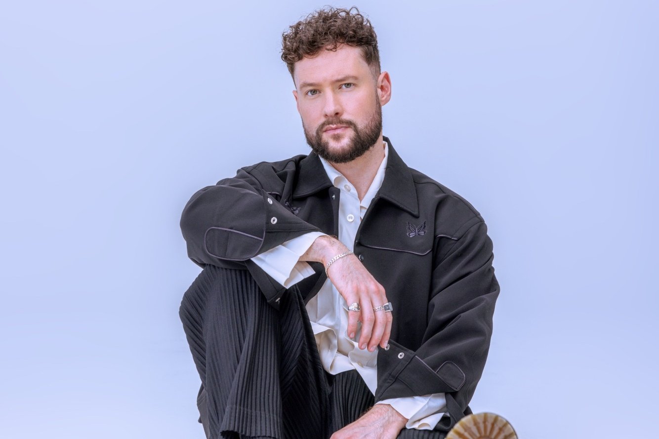 Ο Calum Scott αφήνει την ψυχή του να λάμψει στο νέο single «Roots»