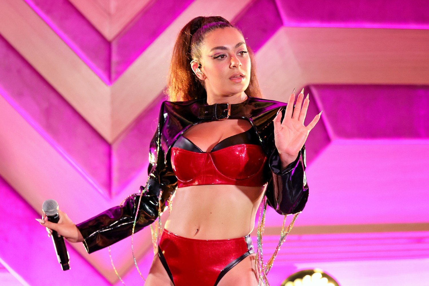 Ο Jelly Roll κατηγορεί την Charli XCX ότι έπαιξε «βρώμικα παιχνίδια» στα charts