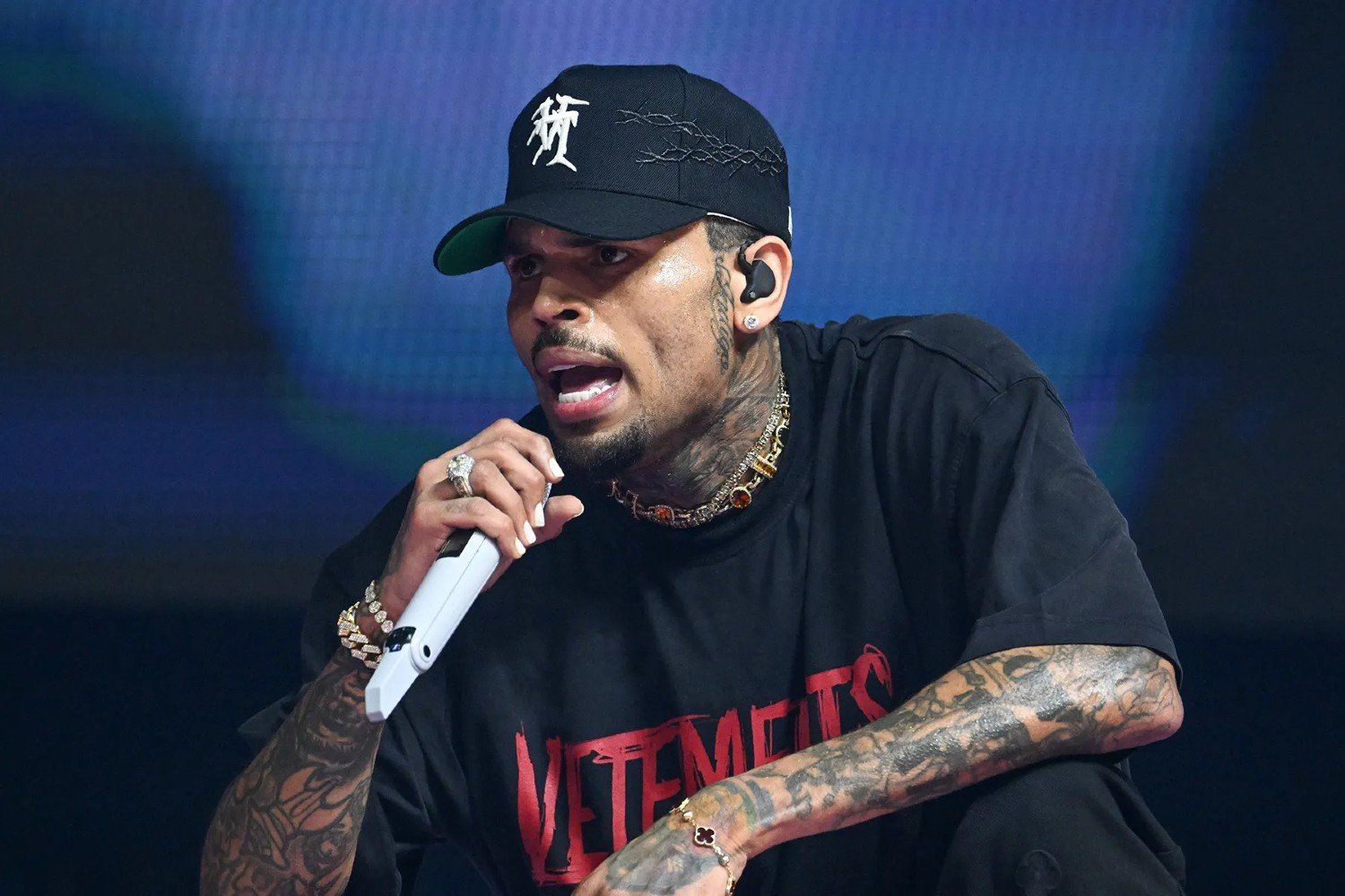 Chris Brown: Δεσμεύονται τα έσοδα από την περιοδεία του υπέρ της πρώην οικιακής βοηθού του