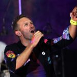 Coldplay: Η απίστευτη έκπληξη του Chris Martin σε νεόνυμφους – Τραγούδησε στον πρώτο χορό τους