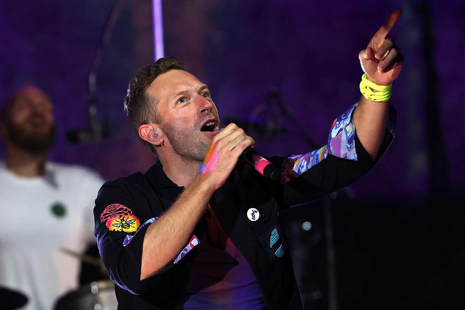 Coldplay: Η απίστευτη έκπληξη του Chris Martin σε νεόνυμφους – Τραγούδησε στον πρώτο χορό τους