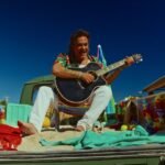 Διονύσης Σχοινάς: Καλοκαιρινό roadtrip στο video του «Hawaii»