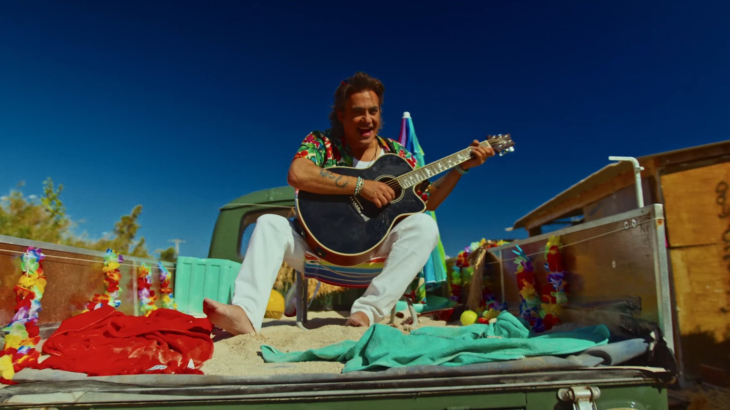Διονύσης Σχοινάς: Καλοκαιρινό roadtrip στο video του «Hawaii»