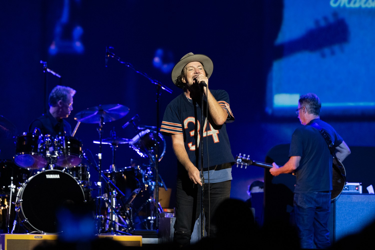 Eddie Vedder: Η συγκλονιστική αληθινή ιστορία πίσω από το «Song Sung Blue» και η φιλία που άλλαξε τη ζωή ενός άσημου ντουέτου
