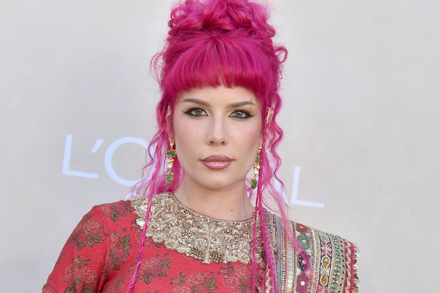 Halsey: Η απίστευτη ιστορία με την αστυνομία και τη Miley Cyrus που έφυγε από ένα πάρτι με… delivery ανά χείρας Halsey: Η απίστευτη ιστορία με την αστυνομία και τη Miley Cyrus που έφυγε από ένα πάρτι με… delivery ανά χείρας