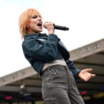 Γιατί η Hayley Williams των Paramore δεν αντέχει άλλο τον ανταγωνισμό των θαυμαστών της pop