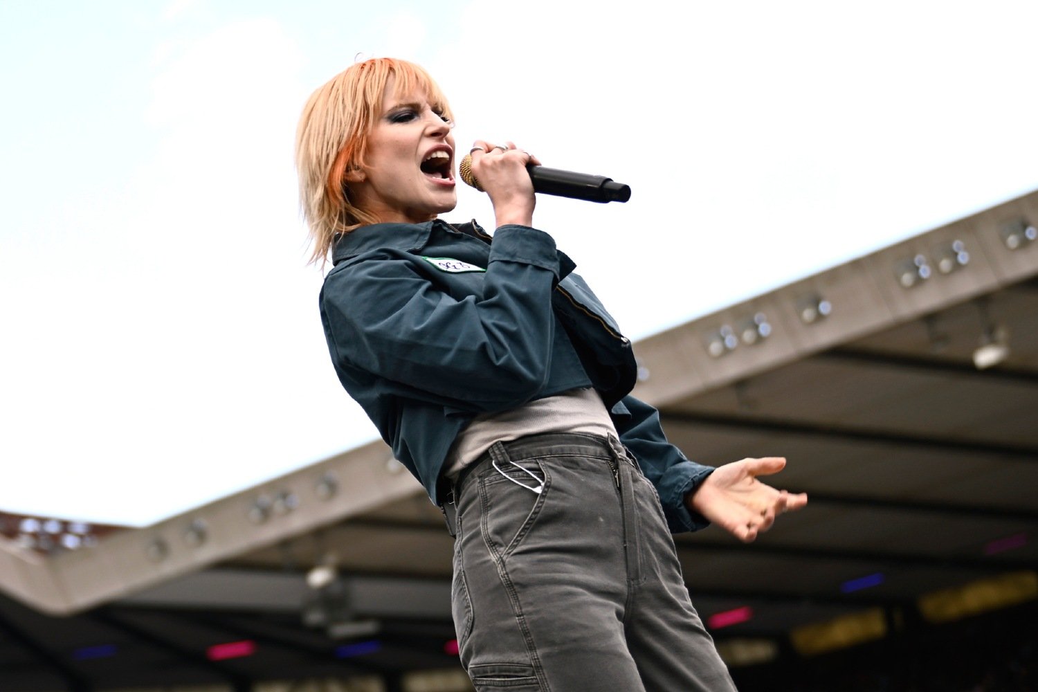 Γιατί η Hayley Williams των Paramore δεν αντέχει άλλο τον ανταγωνισμό των θαυμαστών της pop