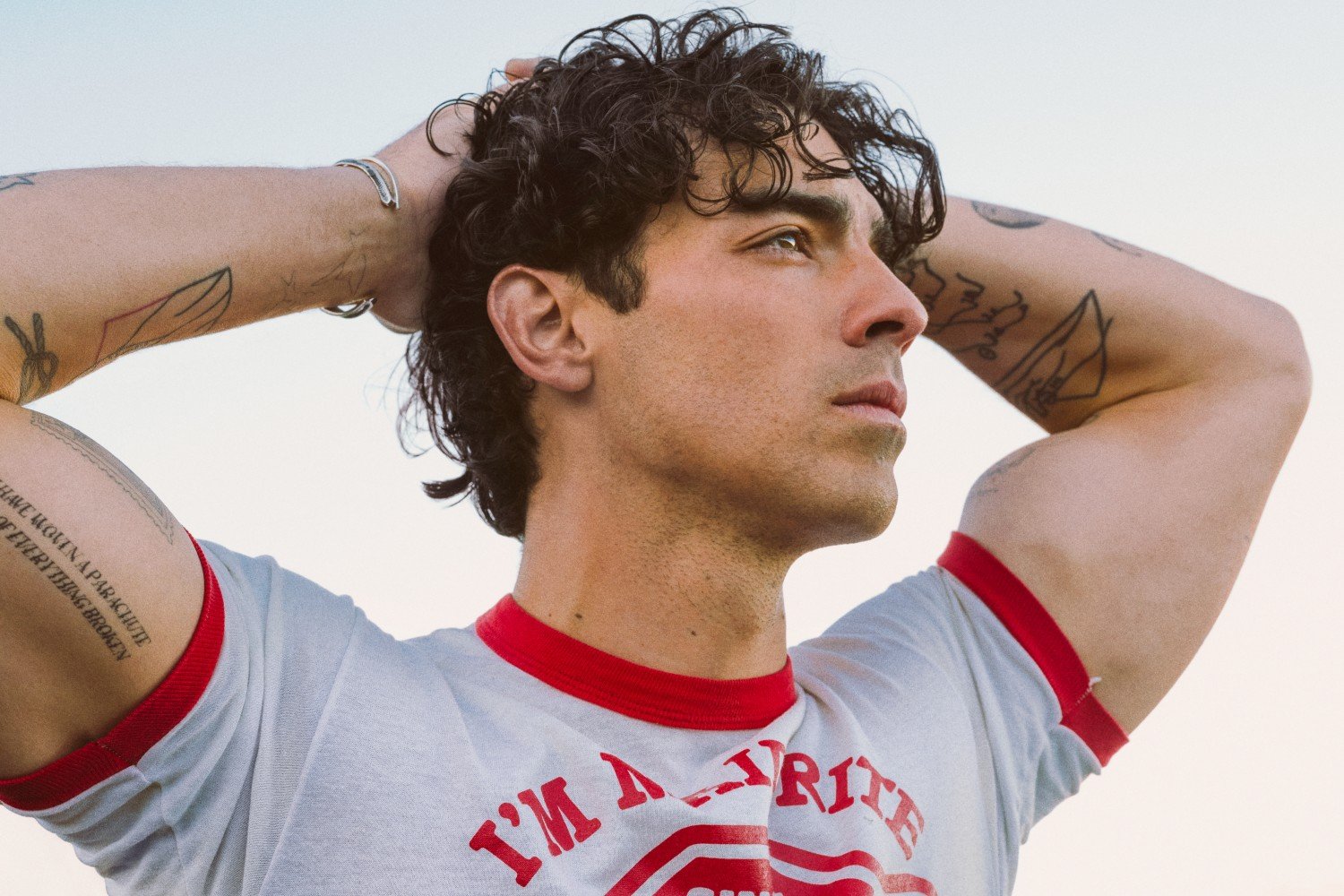 Ο Joe Jonas ανακοινώνει το νέο άλμπουμ «Music For People Who Believe In Love»