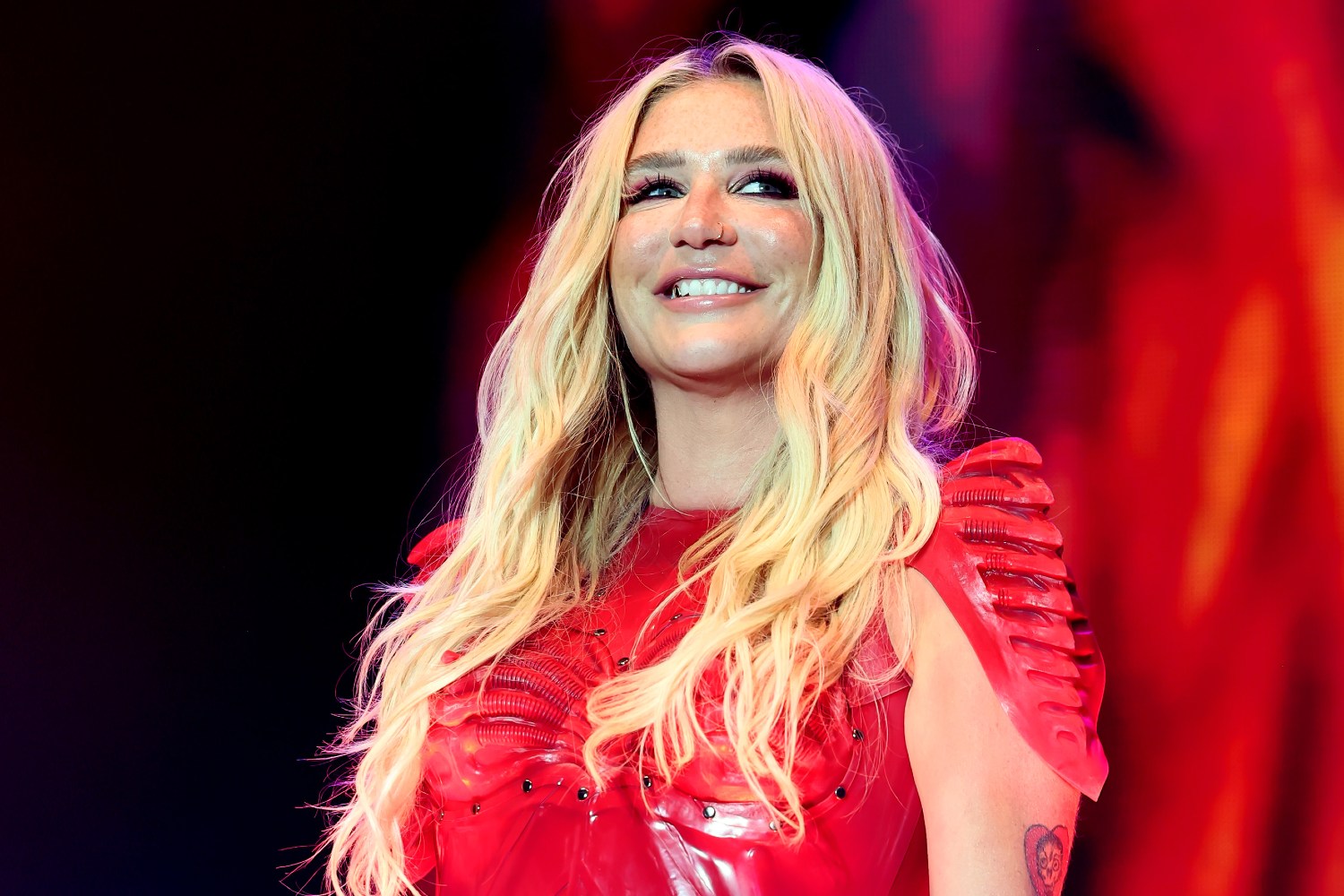 Kesha: Έδωσε το πρώτο της TED Talk και εξήγησε πώς η δημιουργία τραγουδιών τη βοηθά στις δύσκολες στιγμές