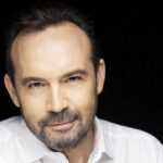 Ο Κώστας Μακεδόνας ξυπνά μνήμες τραγουδώντας για τη «Νέα Φιλαδέλφεια»